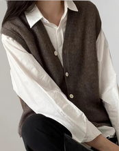Load image into Gallery viewer, Casual knitted waistcoat with button placket
